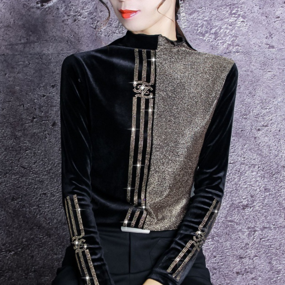 Elegante zwarte en zilveren dames top met glinsterende details, lange mouwen en asymmetrisch ontwerp. Perfect voor avondkleding en feestelijke gelegenheden.