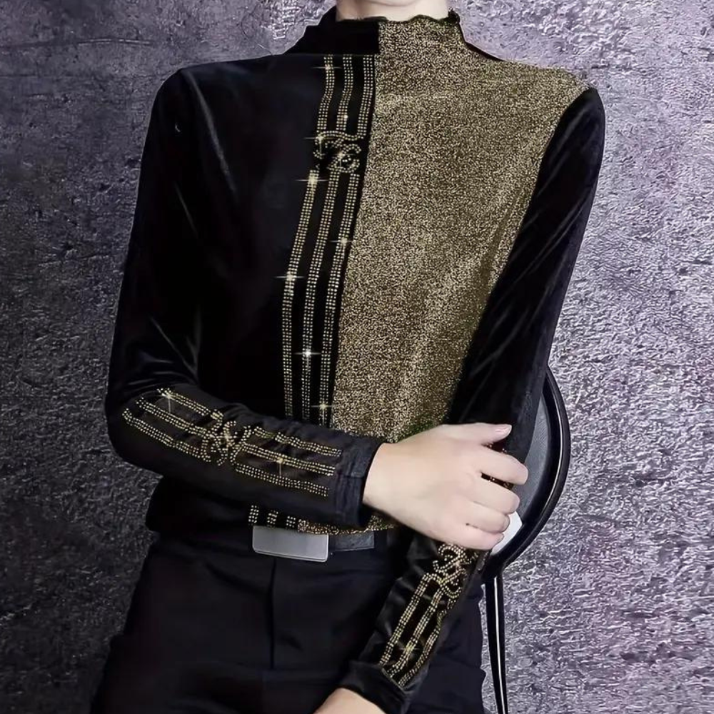 Zwart-gouden herenblouse met asymmetrisch ontwerp, glinsterende details en lange mouwen. Perfect voor stijlvolle avondkleding en modieuze gelegenheden.