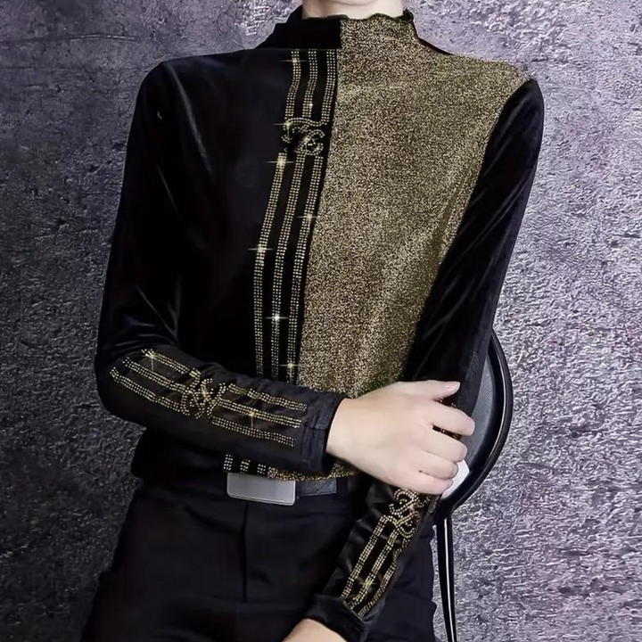 Zwart-gouden herenblouse met asymmetrisch ontwerp, glinsterende details en lange mouwen. Perfect voor stijlvolle avondkleding en modieuze gelegenheden.