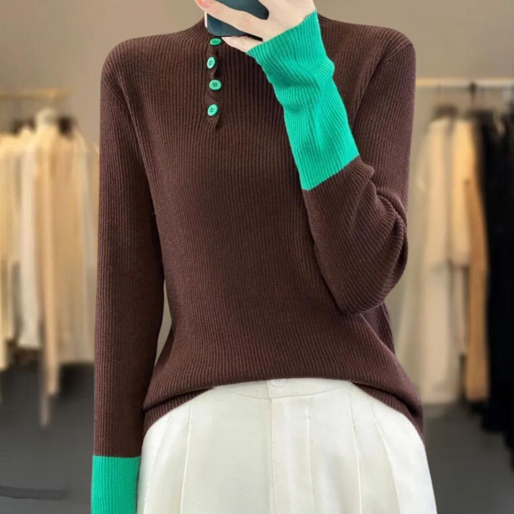 Bruine trui met groene knopen en mouwen, gedragen door persoon. Modieuze dameskleding, herfstmode, casual chique stijl, winkelachtergrond.