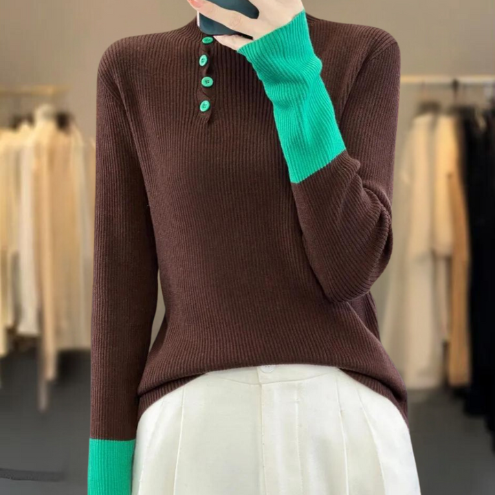 Bruine trui met groene knopen en mouwen, gedragen door persoon. Modieuze dameskleding, herfstmode, casual chique stijl, winkelachtergrond.