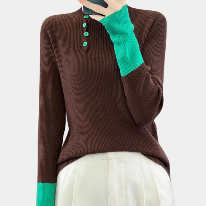 Bruine trui met groene knopen en mouwen, damesmode, ribgebreid, stijlvolle herfstkleding, casual chique look, trendy outfit.