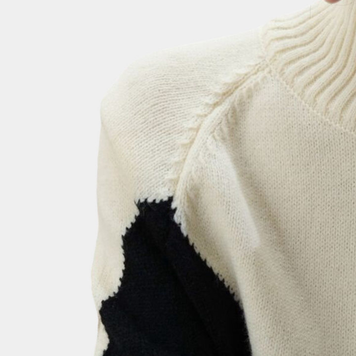 Crèmekleurige wollen trui met zwarte accenten, gebreid patroon en geribbelde kraag. Stijlvolle damesmode, herfst-winter collectie.