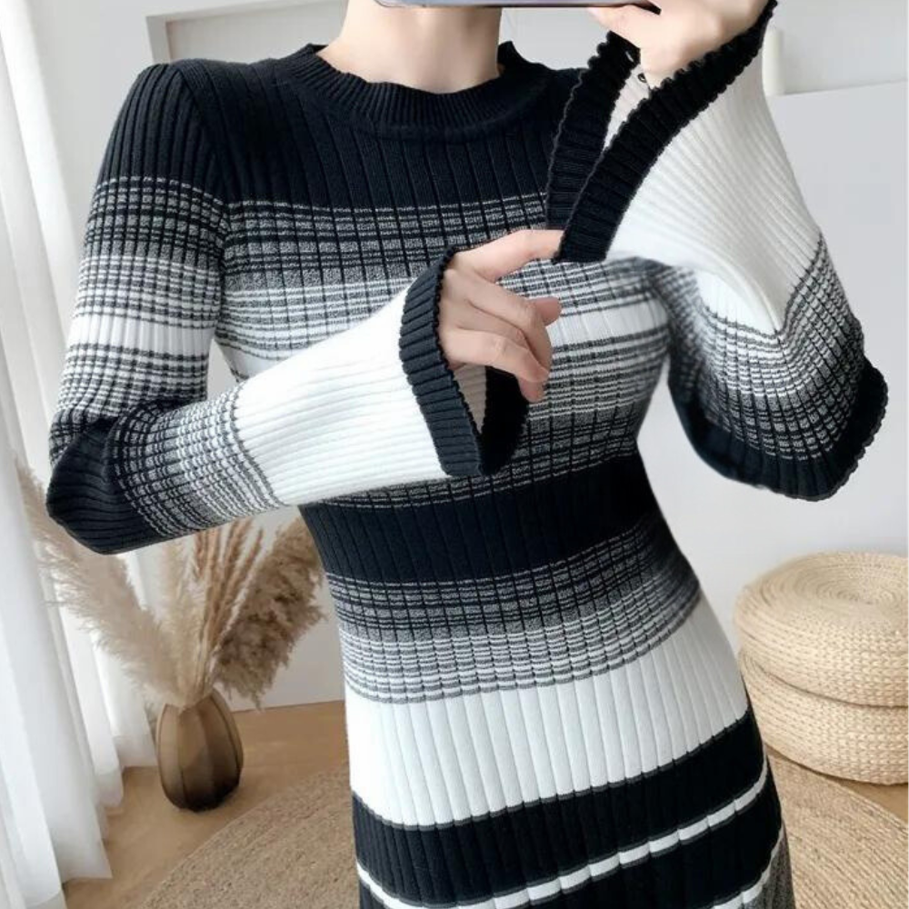 Zwart-wit gestreepte trui jurk met geribbelde textuur en wijde mouwen, modieuze dameskleding, herfst-winter stijl, comfortabele pasvorm.