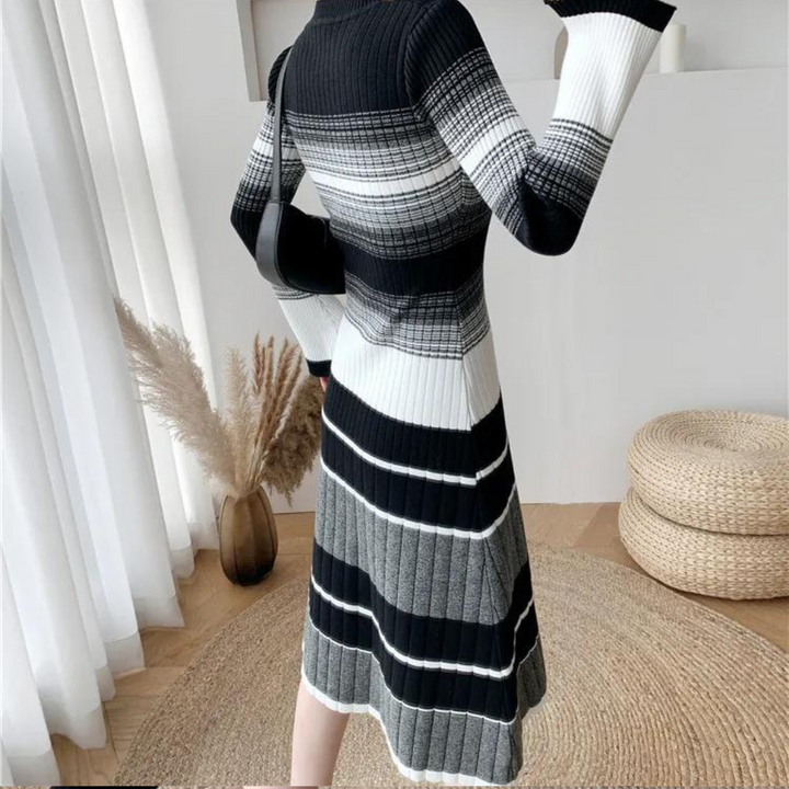 Zwart-wit gestreepte gebreide jurk, lange mouwen, getailleerd, elegante stijl, geschikt voor herfst- en wintermode, vrouwelijk design.