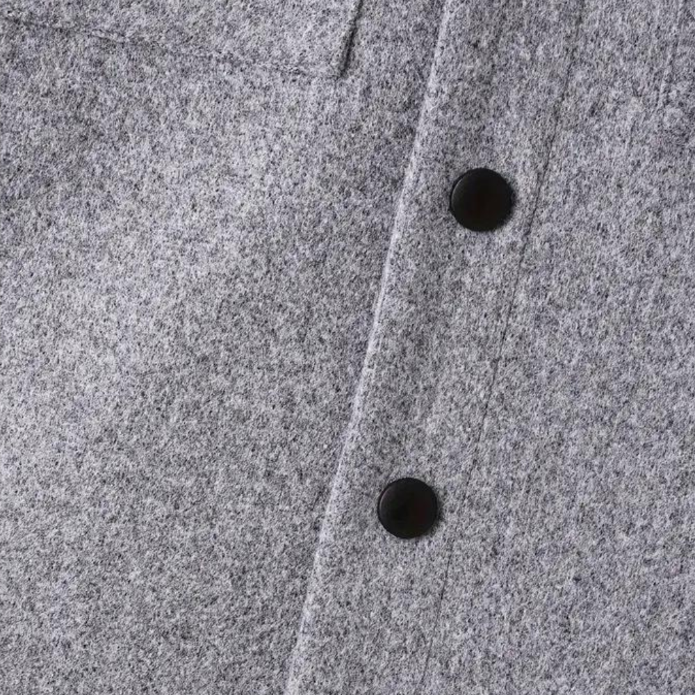 Grijze wollen jas met zwarte knopen, close-up. Hoogwaardige stof, stijlvolle wintermode, elegant design. Perfect voor koude seizoenen.