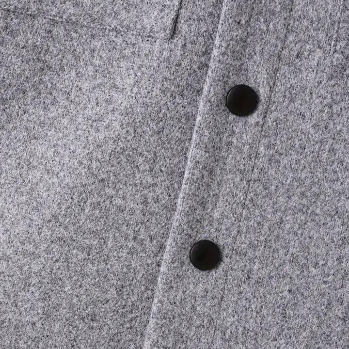 Grijze wollen jas met zwarte knopen, close-up. Hoogwaardige stof, stijlvolle wintermode, elegant design. Perfect voor koude seizoenen.