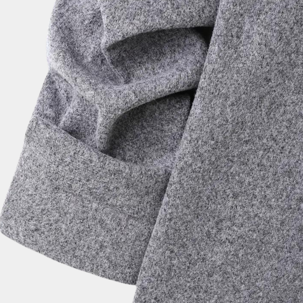 Grijze wollen trui detail, zachte stof, opgerolde mouw, hoogwaardige winterkleding, comfortabele en stijlvolle herenkleding.