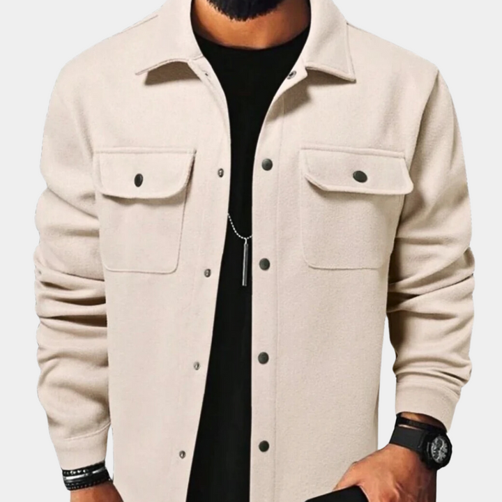 Beige herenjack met knoopsluiting, borstzakken en lange mouwen. Stijlvol en veelzijdig voor casual en formele gelegenheden.