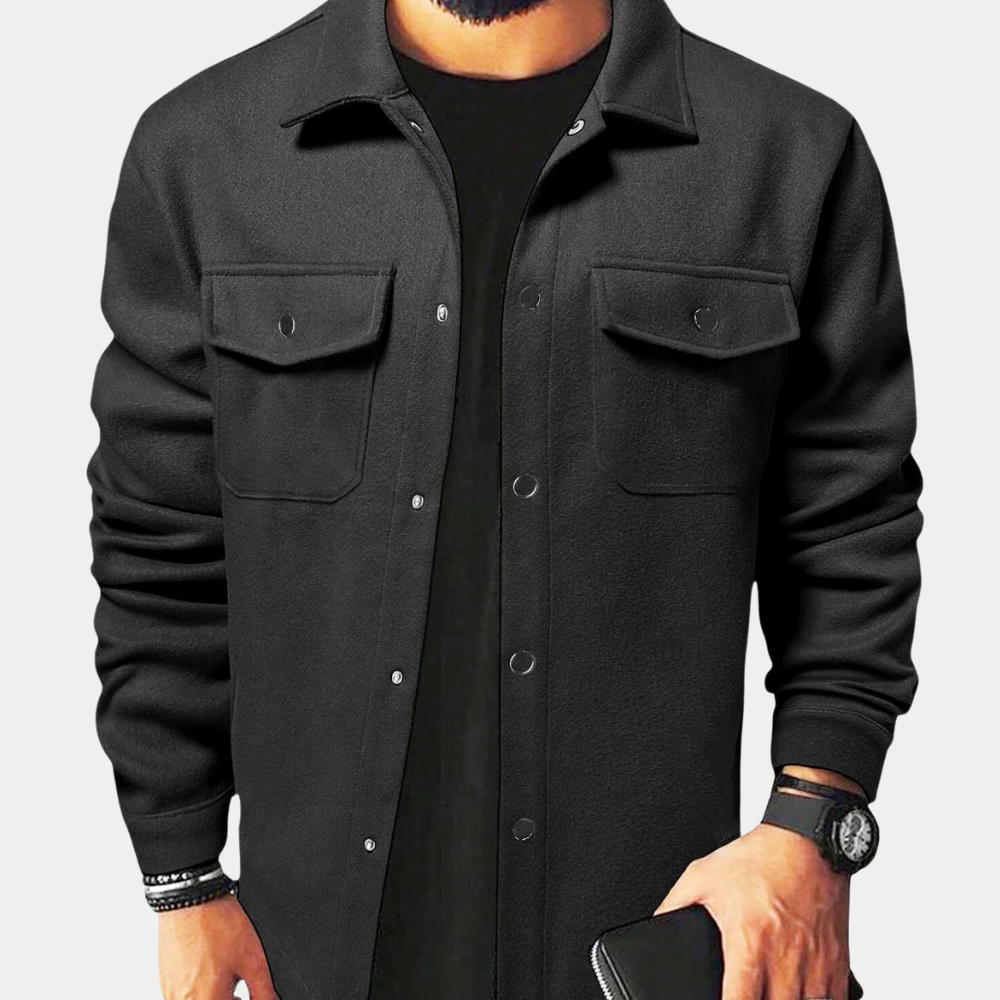 Zwarte herenjas met knopen, borstzakken en lange mouwen. Stijlvolle casual outfit, ideaal voor herfst- en wintermode. Geschikt voor dagelijks gebruik.