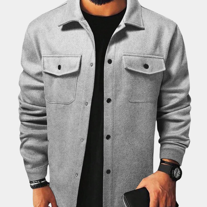 Grijze herenoverhemdjas met knopen, borstzakken en lange mouwen. Stijlvolle casual look, ideaal voor herfst- en wintermode.