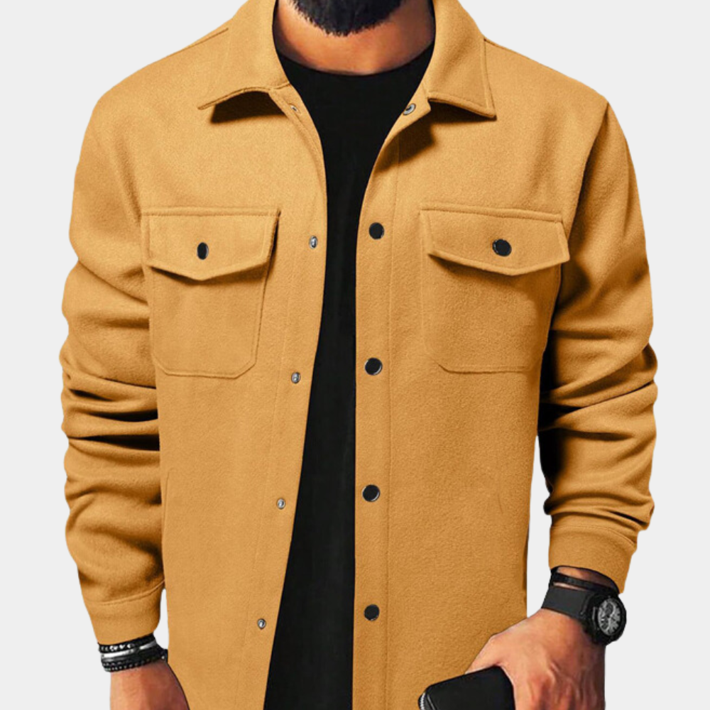 Khaki herenjack met knoopsluiting, borstzakken en lange mouwen. Stijlvolle casual jas voor mannen, ideaal voor herfstmode en streetwear.