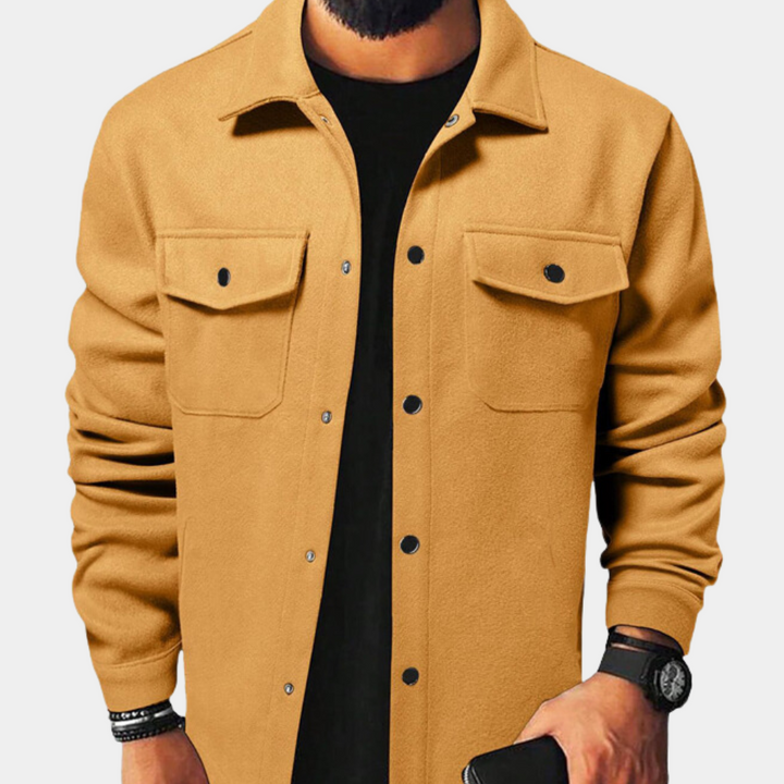 Khaki herenjack met knoopsluiting, borstzakken en lange mouwen. Stijlvolle casual jas voor mannen, ideaal voor herfstmode en streetwear.