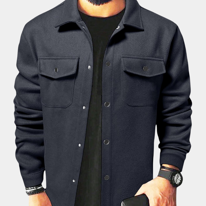 Donkerblauw herenoverhemd met lange mouwen, knoopsluiting en borstzakken. Stijlvolle casual look, ideaal voor dagelijks gebruik.