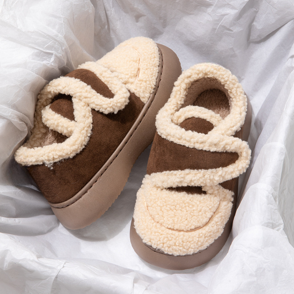 Bruine en beige kinderschoenen met schapenvacht, comfortabele winterlaarzen, trendy design, perfect voor koude seizoenen, verpakt in wit papier.