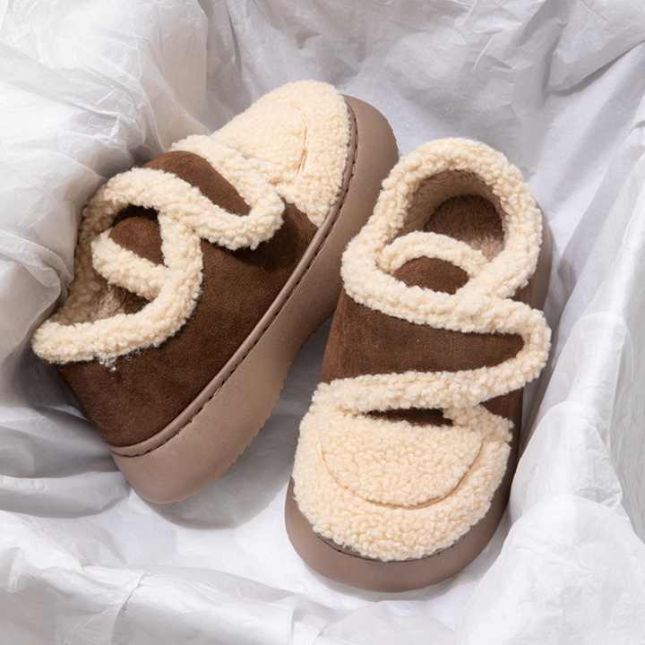 Bruine en beige kinderschoenen met schapenvacht, comfortabele winterlaarzen, trendy design, perfect voor koude seizoenen, verpakt in wit papier.