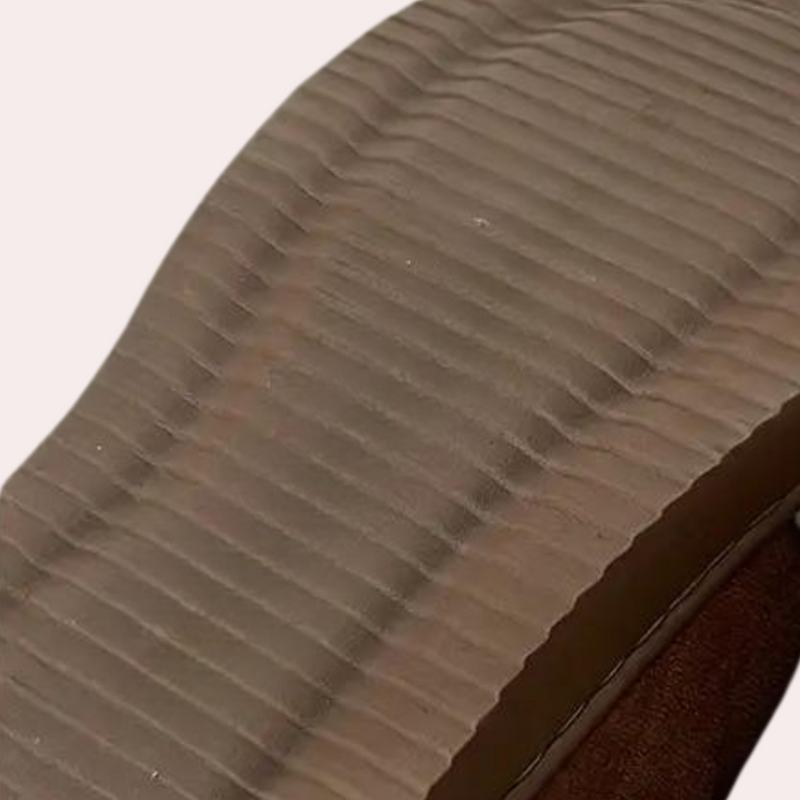 Bruine geribbelde zool van een schoen, close-up. Comfortabele grip, duurzaam materiaal. Ideaal voor casual en outdoor gebruik. Schoenzool detail.