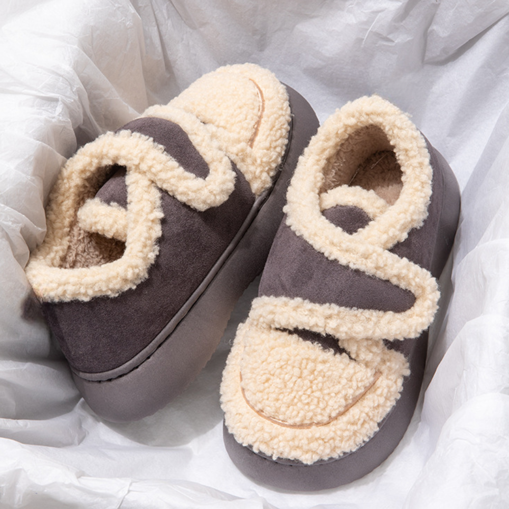 Grijze pantoffels met beige schapenvacht voering, kruislings ontwerp, comfortabele winter slippers, warme huis schoenen, zachte zool, luxe uitstraling.