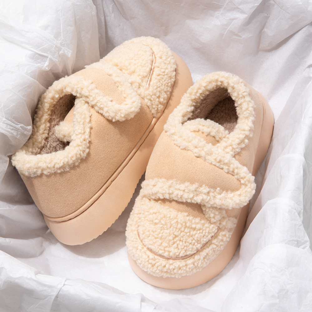 Khaki babyslofjes met zachte voering en klittenbandsluiting, perfect voor comfort en warmte. Ideaal voor pasgeborenen en peuters.