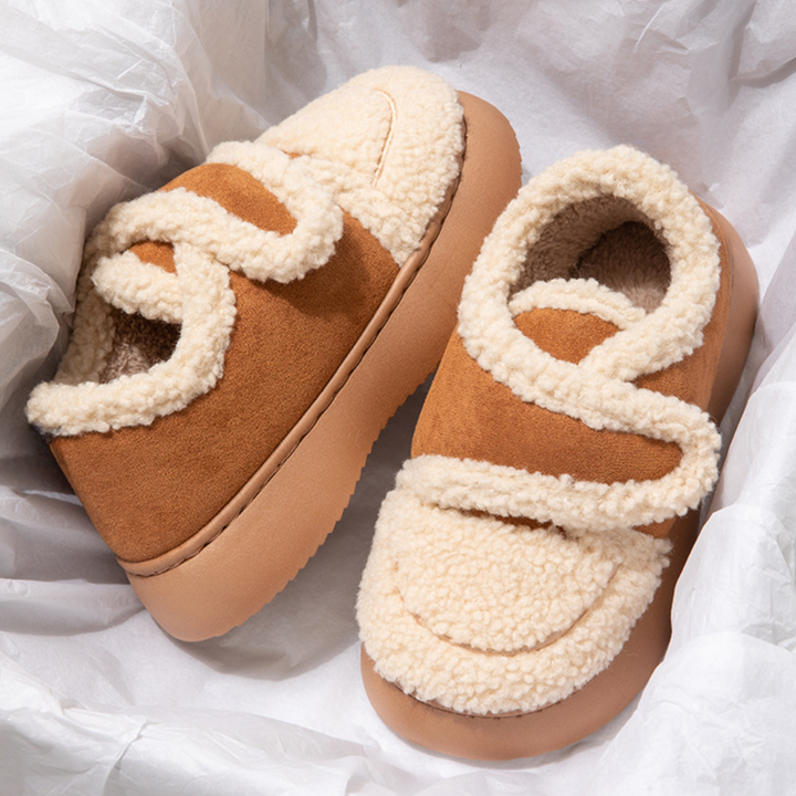 Lichtbruine suède pantoffels met schapenvacht voering, comfortabele winterse slippers voor dames, warme huis schoenen in cadeauverpakking.