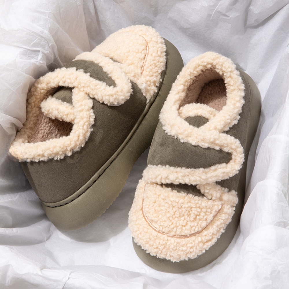 Mossgroene en beige schapenvacht pantoffels met dikke zool, comfortabel en warm, perfect voor thuisgebruik. Luxe dames slippers, trendy design.