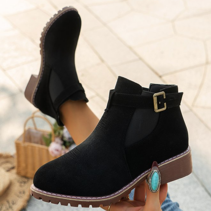 Zwarte enkellaarsjes met gesp, stevige zool en suède afwerking. Perfect voor herfstmode. Stijlvolle dameslaarzen voor dagelijks gebruik.