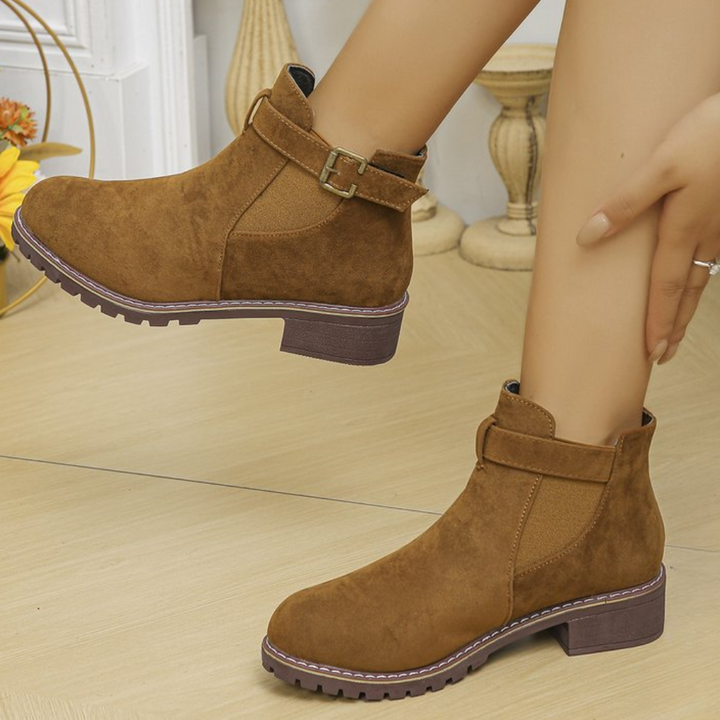Donkerbruine dames enkellaarsjes met gesp, suède look, stevige zool en hak. Trendy herfstmode, comfortabele schoenen voor dagelijks gebruik.