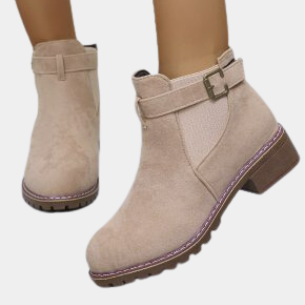 Beige suède enkellaarsjes met gesp en stevige hak, ideaal voor damesmode. Trendy en comfortabel schoeisel voor dagelijks gebruik.