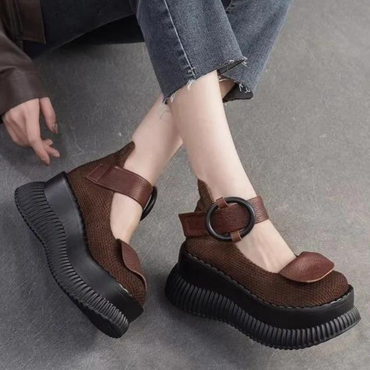 Donkerbruine damesplatformschoenen met dikke zwarte zool, verstelbare band en ronde gesp. Modieuze schoenen voor casual en trendy outfits.
