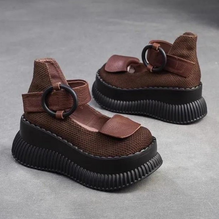 Donkerbruine damesplatformschoenen met dikke zwarte zool, ronde gespen en geweven textuur. Modieuze en comfortabele damesschoenen.