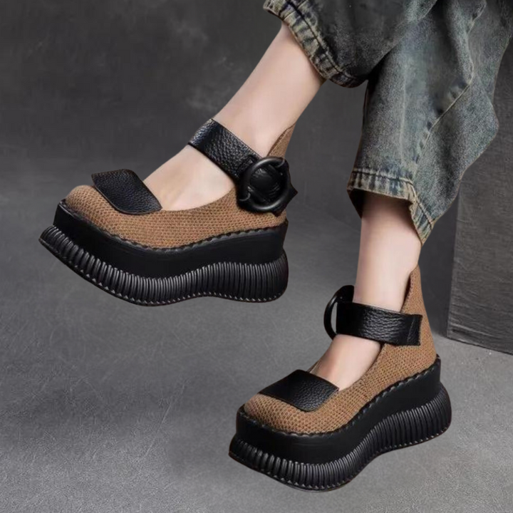 Zwarte en bruine platform Mary Jane schoenen met dikke zolen en verstelbare bandjes, gedragen door model in casual jeans. Trendy damesmode.