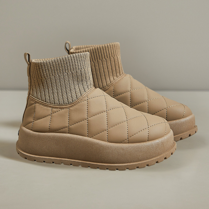 Beige gewatteerde enkellaarsjes met geribbelde sokboord, comfortabele zool en minimalistisch design. Perfect voor herfstmode en casual outfits.