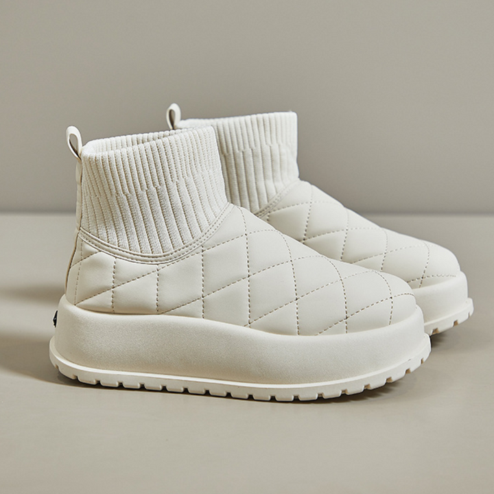 Witte gewatteerde enkellaarsjes met geribbelde sokboord, comfortabele zool en modern design. Perfect voor wintermode en casual outfits.