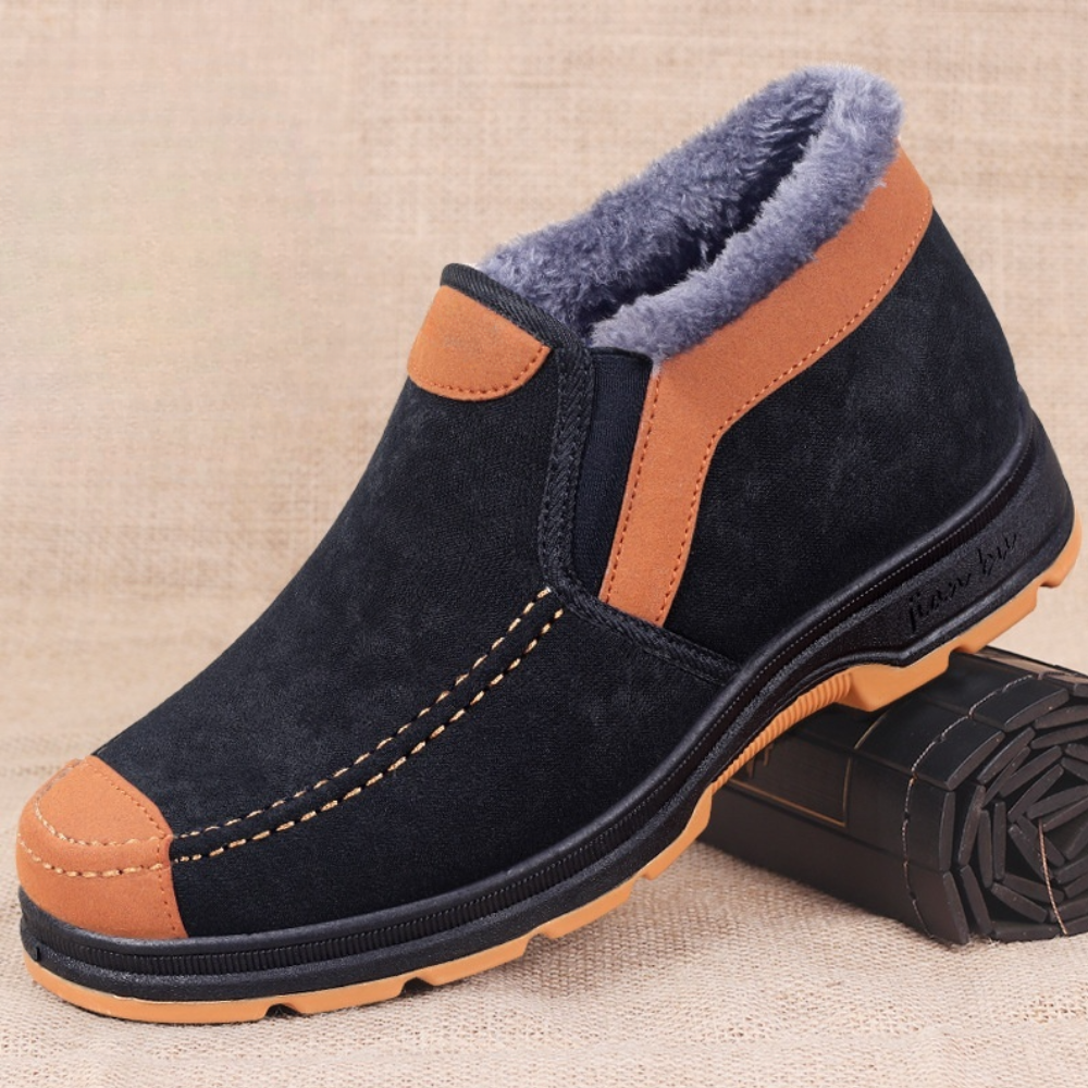 Zwarte suède winterlaars met bruine accenten en warme voering, ideaal voor heren. Comfortabele, duurzame schoenen voor koude weersomstandigheden.