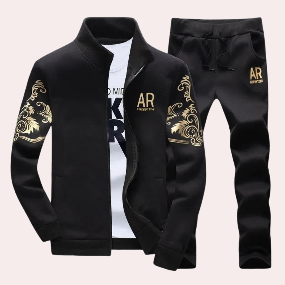 Zwart trainingspak met gouden barokprint op mouwen, AR-logo op borst en broek. Comfortabel sportkledingontwerp voor heren.