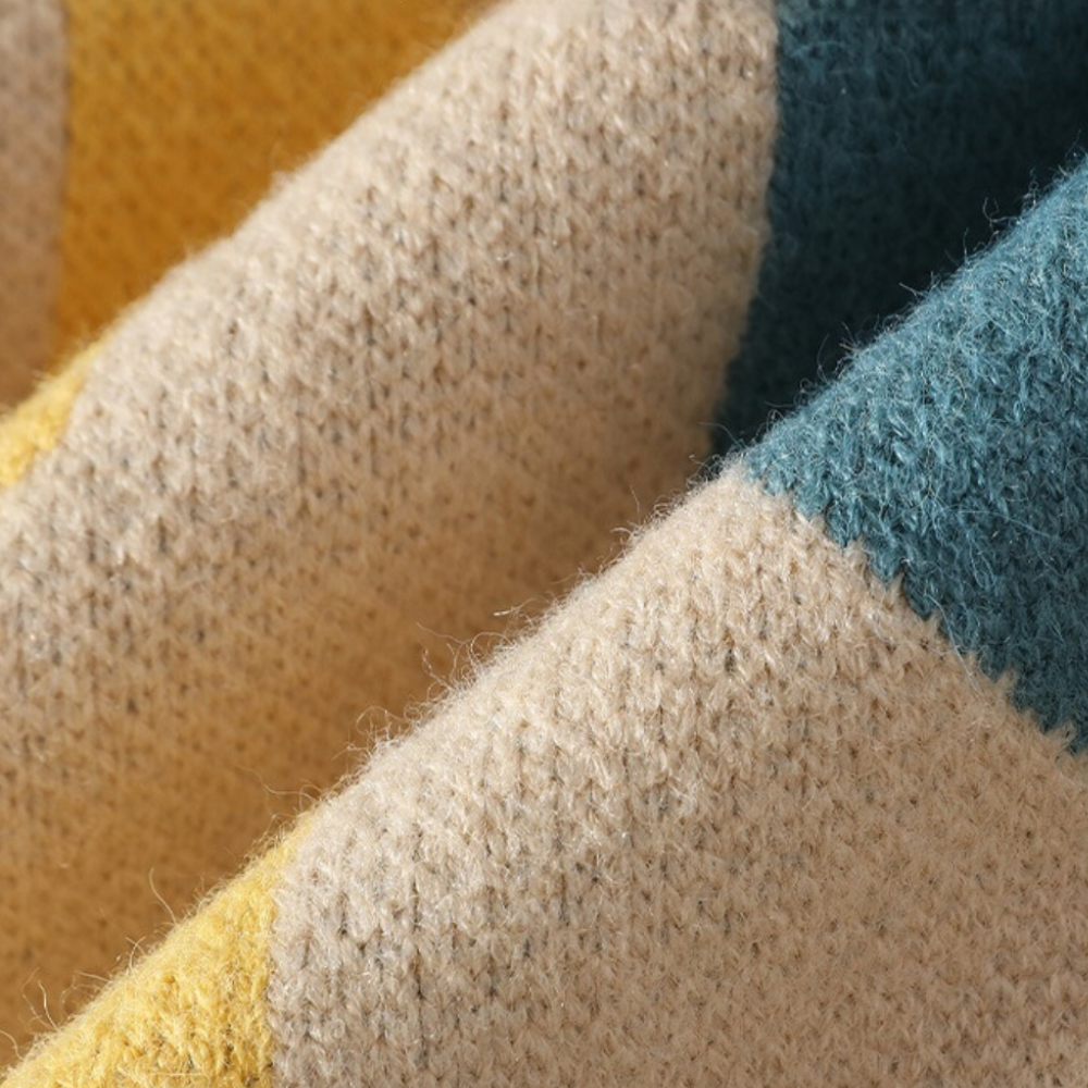 Zachte wollen stof met beige, gele en groene strepen, close-up textuur. Perfect voor warme truien en dekens. Hoogwaardige breikwaliteit.