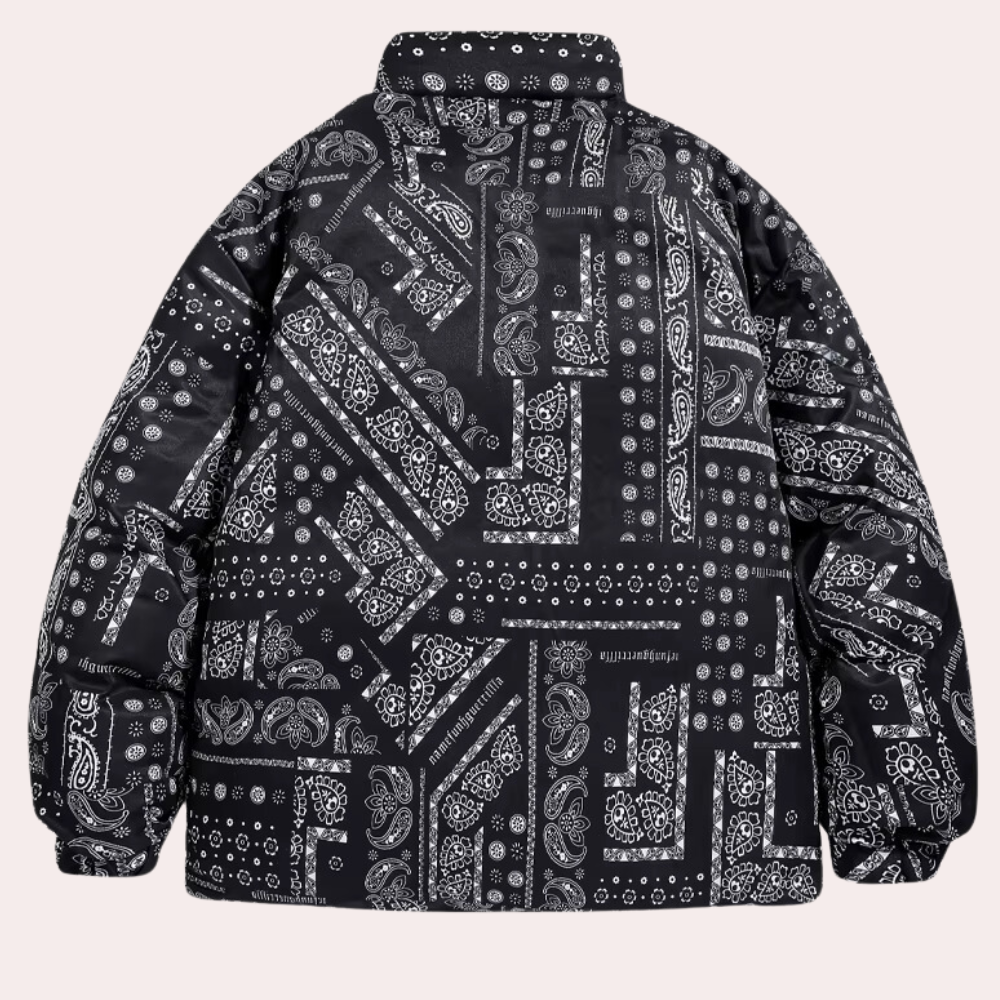 Zwarte jas met witte paisley en bandana print, unisex winterjas, warme gewatteerde jas, modieuze streetwear, comfortabele pasvorm.