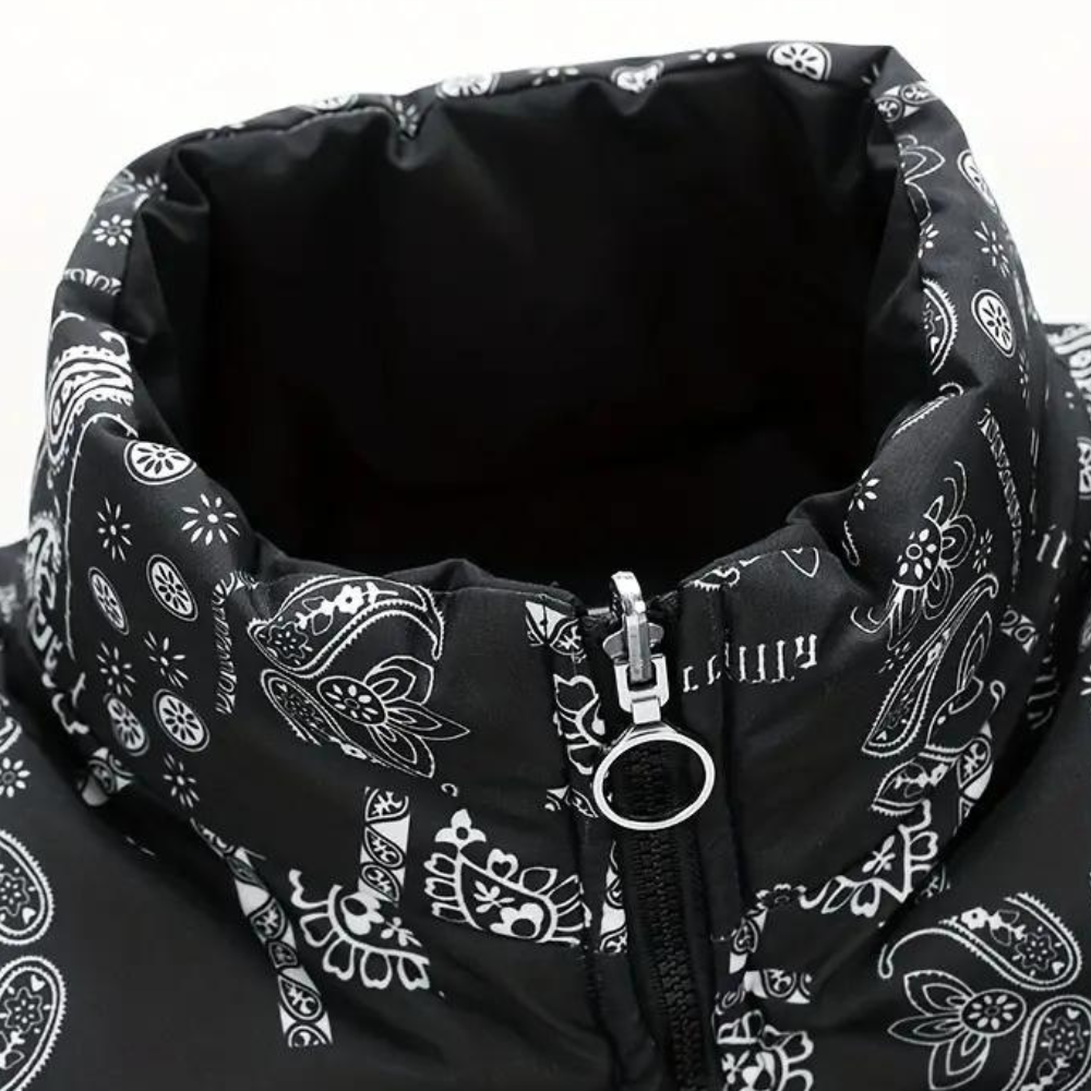 Zwarte jas met witte paisleyprint en hoge kraag, ritssluiting met zilveren ring. Modieuze winterjas, unisex design, trendy streetwear.