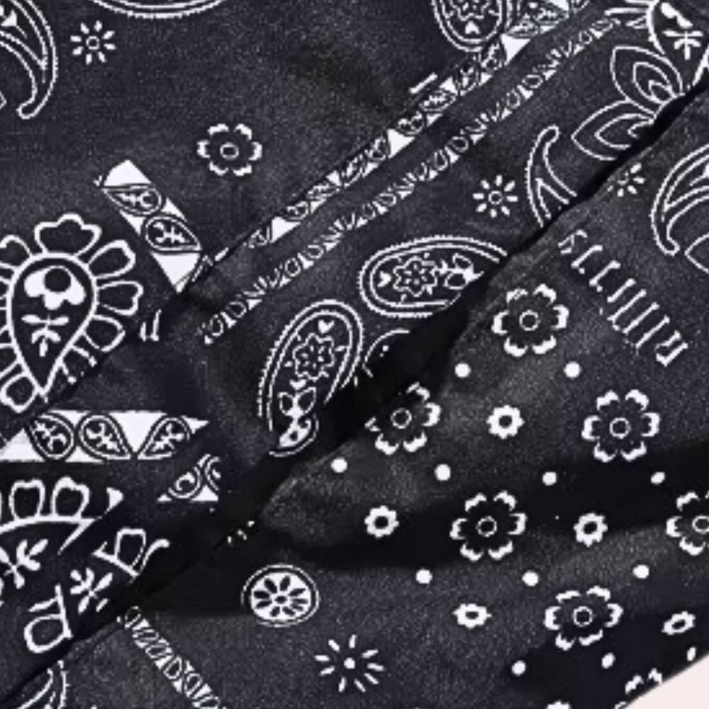 Zwart-witte bandana stof met paisley en bloemenpatroon, gedetailleerd ontwerp, ideaal voor modeaccessoires en DIY-projecten.