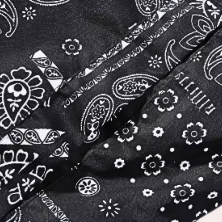 Zwart-witte bandana stof met paisley en bloemenpatroon, gedetailleerd ontwerp, ideaal voor modeaccessoires en DIY-projecten.