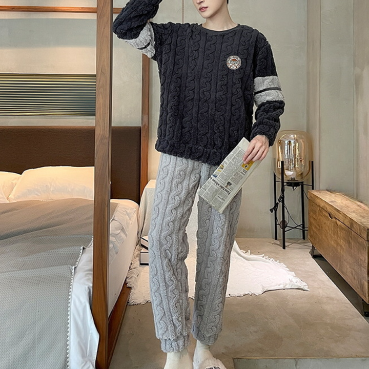 Grijze kabeltrui en broek set, comfortabele loungewear voor dames, perfect voor thuis, zachte stof, trendy design, ideaal voor herfst en winter.