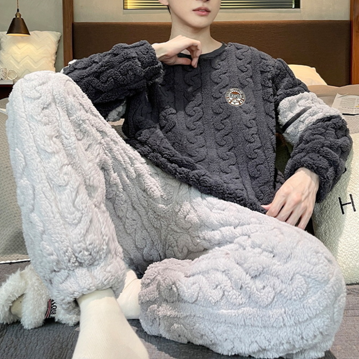 Grijze fleece pyjama set voor heren, met kabelpatroon en ronde hals, comfortabele loungewear, ideaal voor koude nachten en ontspannen thuis.