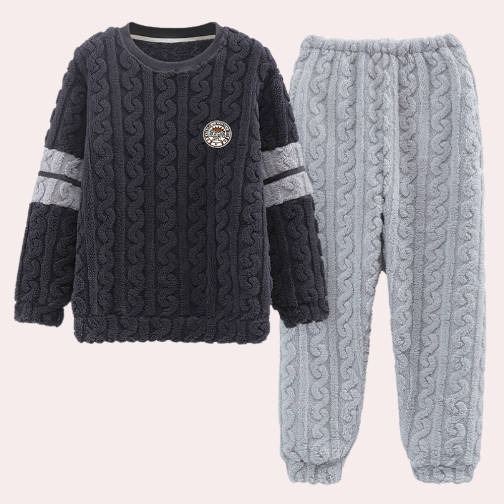 Donkergrijze gebreide kinderpyjama set met kabelpatroon, bestaande uit een trui en broek. Comfortabel en warm, ideaal voor koude nachten.