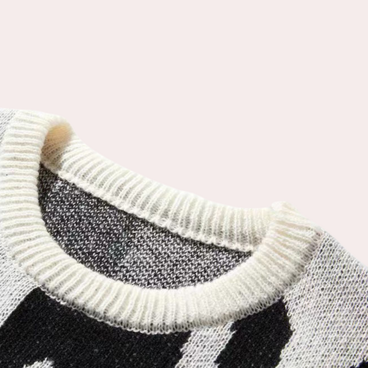 Zwart-witte gebreide trui met ronde hals, close-up van de kraag. Modieuze herentrui, comfortabele stof, geschikt voor casual en winterkleding.