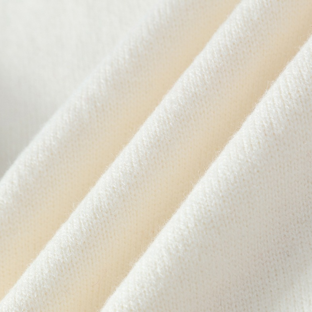 Crèmekleurige katoenen stof close-up, zachte textuur, geschikt voor kleding en interieur, duurzaam en ademend materiaal.