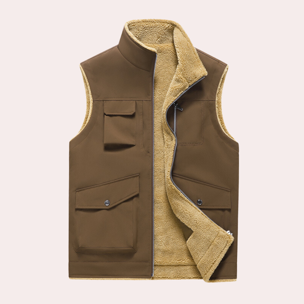 Bruine herenvest met opstaande kraag, fleece voering en meerdere zakken. Ideaal voor outdoor activiteiten. Comfortabel en stijlvol ontwerp.