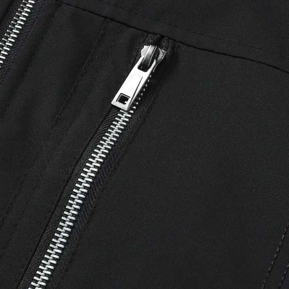 Zwarte ritssluiting op kledingstuk, close-up. Hoogwaardige metalen rits, duurzaam en stijlvol. Perfect voor mode- en textieltoepassingen.