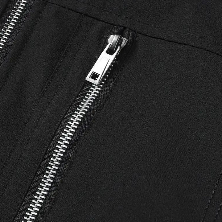 Zwarte ritssluiting op kledingstuk, close-up. Hoogwaardige metalen rits, duurzaam en stijlvol. Perfect voor mode- en textieltoepassingen.