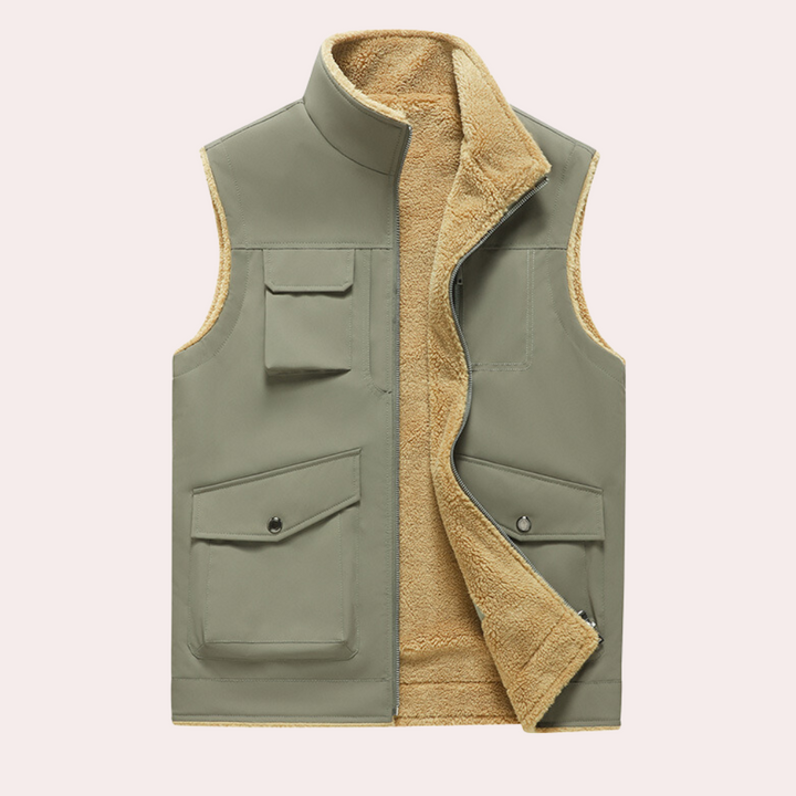 Khaki bodywarmer met opstaande kraag en fleece voering, meerdere zakken, ideaal voor outdoor activiteiten. Comfortabele en duurzame herenvest.