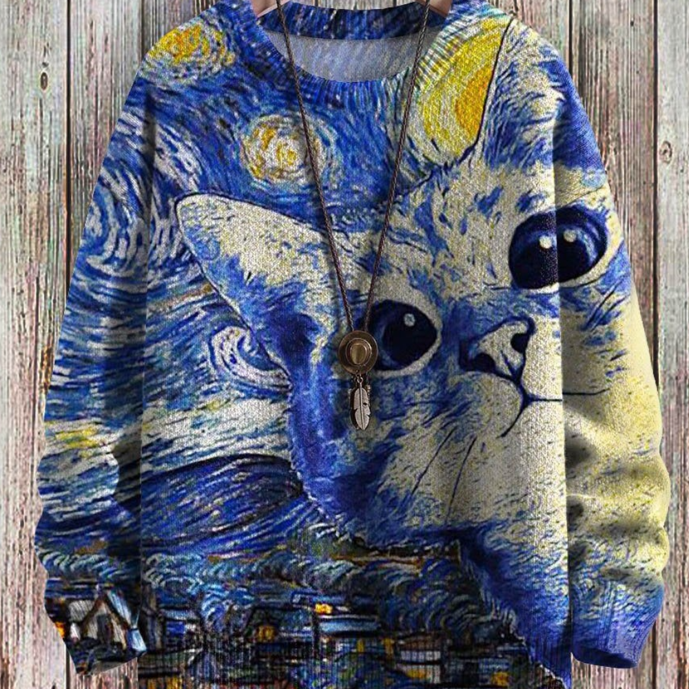 Blauwe trui met kattenprint geïnspireerd op Van Gogh's Sterrennacht, hangend aan houten muur. Unieke mode, kunstzinnige kleding, dierenliefhebbers.